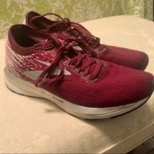 Brand new brooks ricochets. Worn once. Size 10!